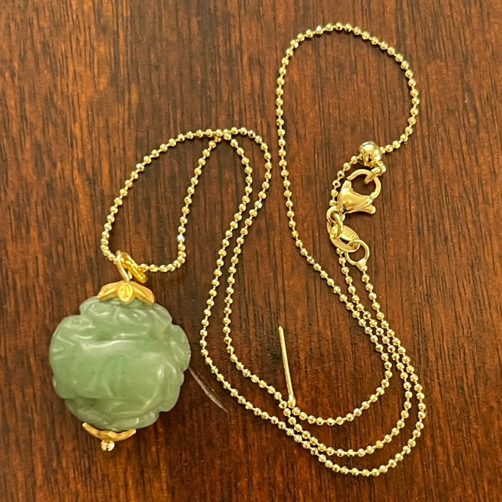 Carved natural aventurine Chinese pendant & 18K gold plated adjustable chain - Picture 5 of 10